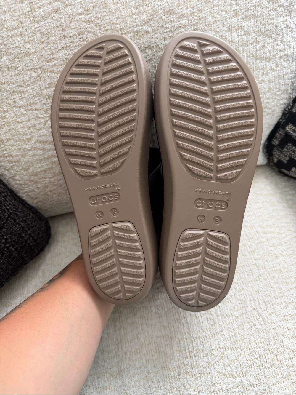 CROC SANDALS SIZE 8 - Picture 2 of 3